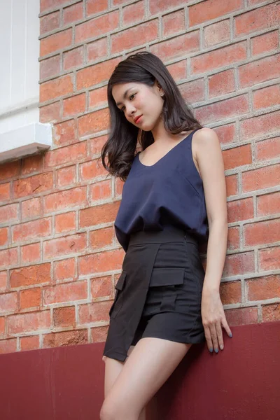 Taylandlı yetişkin bir kızın portresi rahatla ve gülümse.