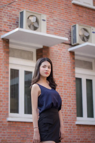 Taylandlı yetişkin bir kızın portresi rahatla ve gülümse.