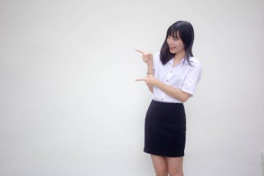 Taylandlı yetişkin öğrenci üniforması. Güzel kız işaret ediyor.