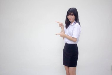 Taylandlı yetişkin öğrenci üniforması. Güzel kız işaret ediyor.