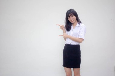 Taylandlı yetişkin öğrenci üniforması. Güzel kız işaret ediyor.