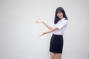 Taylandlı yetişkin öğrenci üniforması. Güzel kız işaret ediyor.