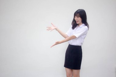 Taylandlı yetişkin öğrenci üniforması. Güzel kız işaret ediyor.