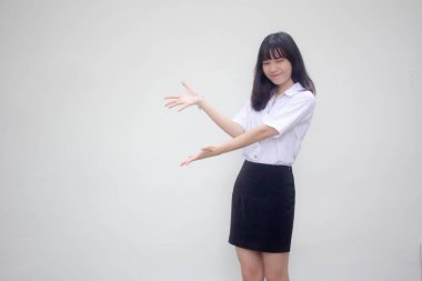 Taylandlı yetişkin öğrenci üniforması. Güzel kız işaret ediyor.