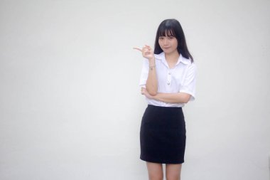 Taylandlı yetişkin öğrenci üniforması. Güzel kız işaret ediyor.