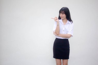 Taylandlı yetişkin öğrenci üniforması. Güzel kız işaret ediyor.