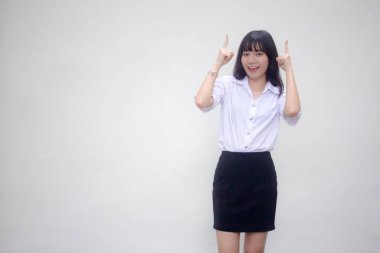 Taylandlı yetişkin öğrenci üniforması. Güzel kız işaret ediyor.