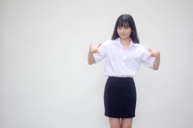 Taylandlı yetişkin öğrenci üniforması. Güzel kız işaret ediyor.