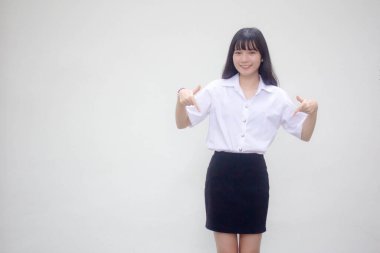 Taylandlı yetişkin öğrenci üniforması. Güzel kız işaret ediyor.