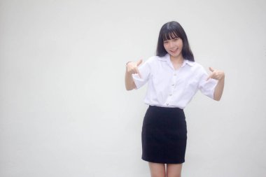 Taylandlı yetişkin öğrenci üniforması. Güzel kız işaret ediyor.