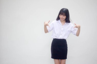 Taylandlı yetişkin öğrenci üniforması. Güzel kız işaret ediyor.