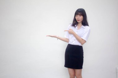 Taylandlı yetişkin üniversite üniforması güzel kız elini göster.