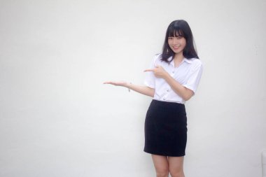 Taylandlı yetişkin üniversite üniforması güzel kız elini göster.