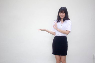 Taylandlı yetişkin üniversite üniforması güzel kız elini göster.