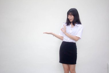 Taylandlı yetişkin üniversite üniforması güzel kız elini göster.