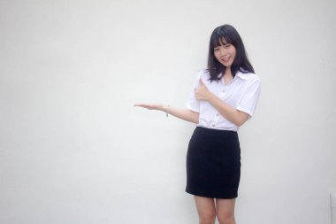 Taylandlı yetişkin üniversite üniforması güzel kız elini göster.