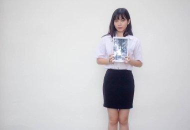 Yetişkin öğrenci üniforması. Güzel kız tabletini göster..