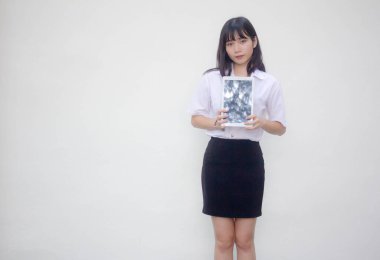 Yetişkin öğrenci üniforması. Güzel kız tabletini göster..