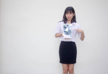 Yetişkin öğrenci üniforması. Güzel kız tabletini göster..