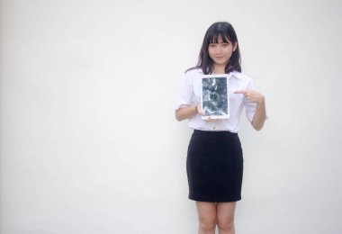 Yetişkin öğrenci üniforması. Güzel kız tabletini göster..