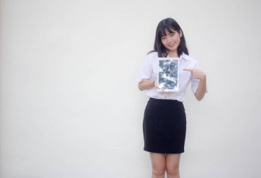 Yetişkin öğrenci üniforması. Güzel kız tabletini göster..