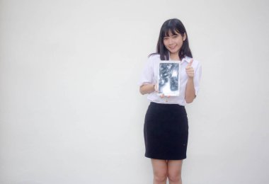 Yetişkin öğrenci üniforması. Güzel kız tabletini göster..