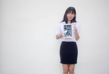 Yetişkin öğrenci üniforması. Güzel kız tabletini göster..