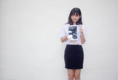 Yetişkin öğrenci üniforması. Güzel kız tabletini göster..