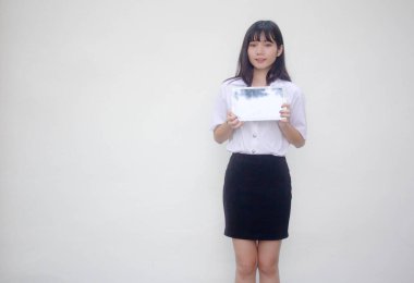 Yetişkin öğrenci üniforması. Güzel kız tabletini göster..