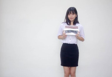 Yetişkin öğrenci üniforması. Güzel kız tabletini göster..