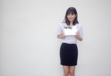 Yetişkin öğrenci üniforması. Güzel kız tabletini göster..