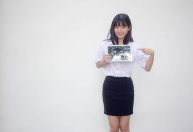 Yetişkin öğrenci üniforması. Güzel kız tabletini göster..