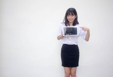 Yetişkin öğrenci üniforması. Güzel kız tabletini göster..