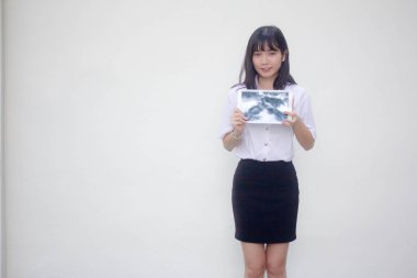 Yetişkin öğrenci üniforması. Güzel kız tabletini göster..