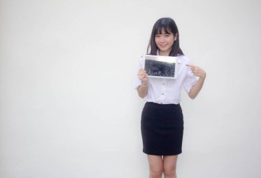 Yetişkin öğrenci üniforması. Güzel kız tabletini göster..