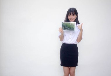 Yetişkin öğrenci üniforması. Güzel kız tabletini göster..