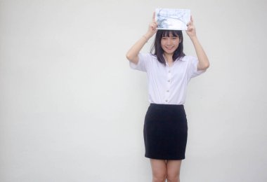 Yetişkin öğrenci üniforması. Güzel kız tabletini göster..