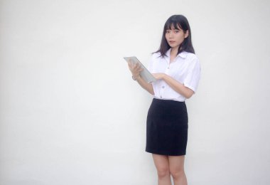 Yetişkin öğrenci üniforması. Tabletini kullanan güzel bir kız..