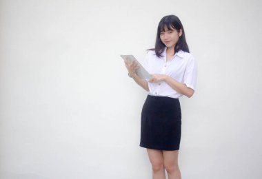 Yetişkin öğrenci üniforması. Tabletini kullanan güzel bir kız..