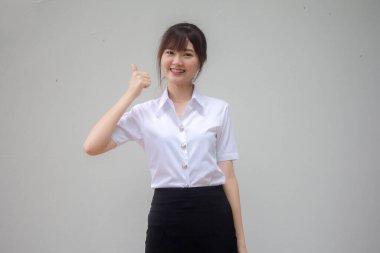 Taylandlı yetişkin öğrenci üniforması. Harika bir kız.