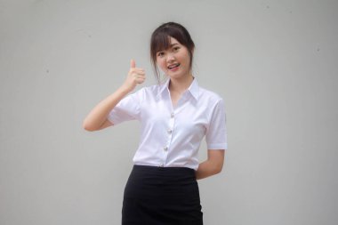 Taylandlı yetişkin öğrenci üniforması. Harika bir kız.