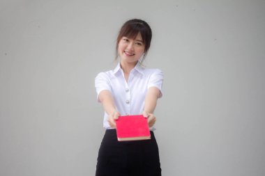 Taylandlı yetişkin öğrenci üniforması güzel kız kırmızı kitap gösteriyor.