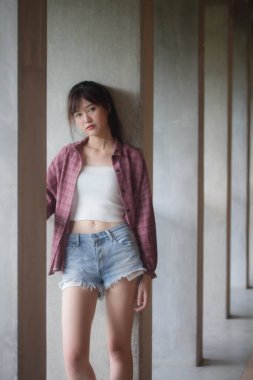 Asya Taylandlı genç Japon tişörtü. Güzel kız mutlu ve rahat.