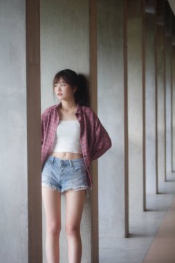 Asya Taylandlı genç Japon tişörtü. Güzel kız mutlu ve rahat.