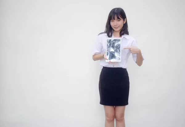 Thai Volwassen Student Universiteit Uniform Mooi Meisje Tonen Haar Tablet — Stockfoto