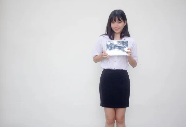 Thai Volwassen Student Universiteit Uniform Mooi Meisje Tonen Haar Tablet — Stockfoto