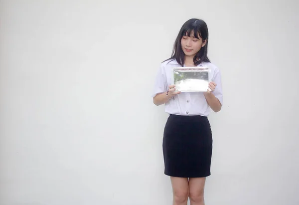 Thai Adult Student Universität Uniform Hübsch Mädchen Zeigen Sie Tablet — Stockfoto