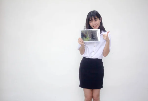 Thai Volwassen Student Universiteit Uniform Mooi Meisje Tonen Haar Tablet — Stockfoto