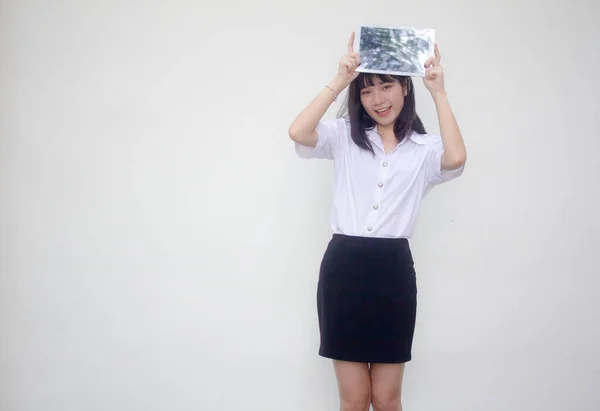 Thai Adult Student Universität Uniform Hübsch Mädchen Zeigen Sie Tablet — Stockfoto