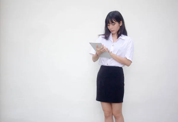 Tailandés Adulto Estudiante Universidad Uniforme Hermosa Chica Usando Tableta —  Fotos de Stock